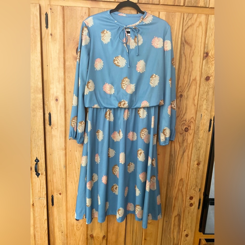 Vintage powder blue pine cone print dress in excellent condition. - Picture 3 of 11